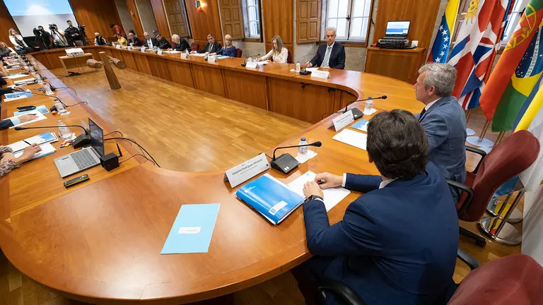 O titular do Goberno galego, Alfonso Rueda, acompañado polo secretario xeral da Emigración, Antonio Rodríguez Miranda, participa na reunión da Comisión Delegada do Consello de Comunidades Galegas. Pazo de Amarante, Santiago de Compostela, 08/07/22.