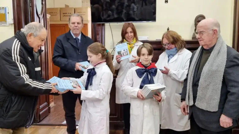 Uru.Donacion Escuela Galicia 1