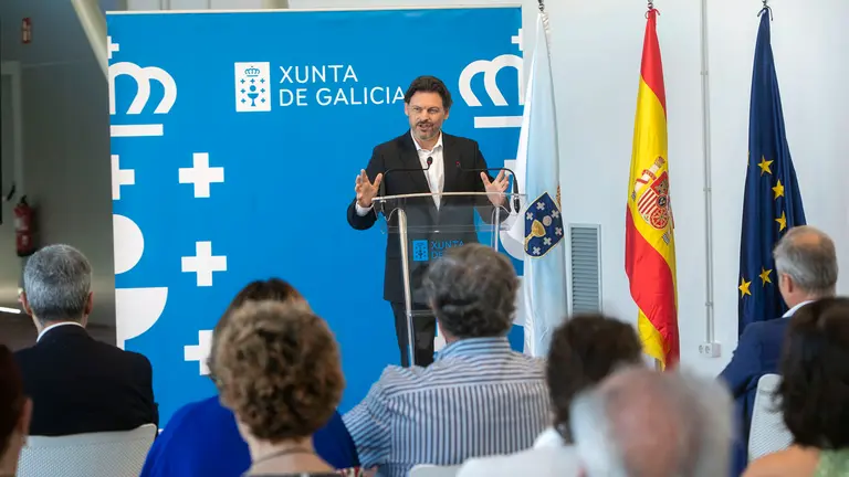 O secretario xeral da Emigraci&oacute;n, Antonio Rodr&iacute;guez Miranda, acompa&ntilde;ado polo director xeral de Maiores e Atenci&oacute;n Sociosanitaria, Ant&oacute;n Acevedo; e o director do Xacobeo, Ildefonso de la Campa; asiste &aacute; presentaci&oacute;n do proxecto Bela Galicia de Fegaus.