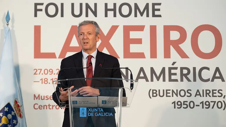 O titular do Goberno galego, Alfonso Rueda, acompa&ntilde;ado do conselleiro de Cultura, Educaci&oacute;n, FP e Universidades, Rom&aacute;n Rodr&iacute;guez, inaugura a exposici&oacute;n Foi un home. Laxeiro en Am&eacute;rica (Buenos Aires, 1950-1970). , 27/09/22.