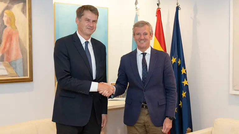 O presidente da Xunta, Alfonso Rueda, recibe ao embaixador brit&aacute;nico en Espa&ntilde;a, Hugh Elliott. Edificio Administrativo de San Caetano, 28/09/22.