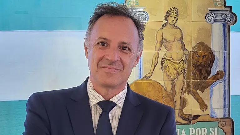 Francisco Javier Arroyo Navarro con escudo de Andalucía detrás