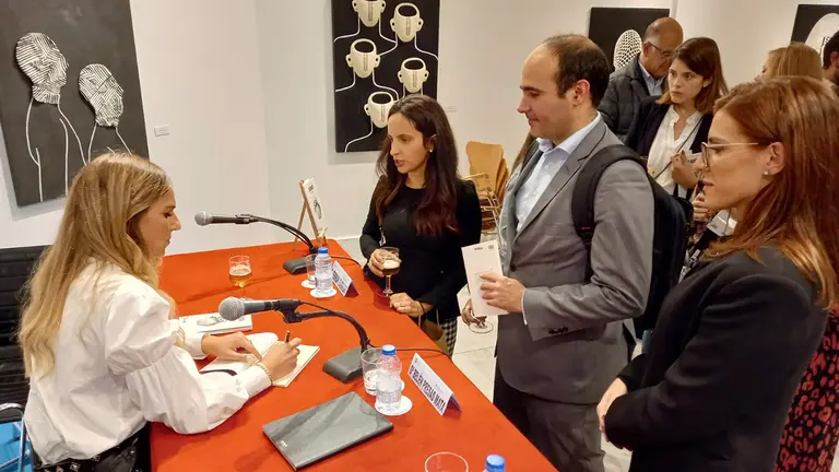 Presentación Farruca. Belén Presas firmando libro