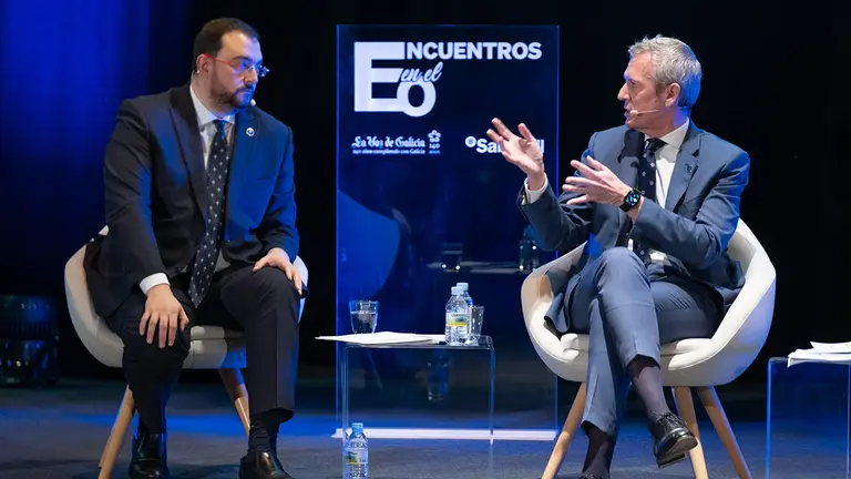 O presidente da Xunta, Alfonso Rueda, mant&eacute;n un di&aacute;logo co presidente do Principado de Asturias, Adri&aacute;n Barb&oacute;n na IV Edici&oacute;n de Encontro no EO en Ribadeo, Lugo.  Auditorio Hern&aacute;n Naval (Ribadeo), 28/11/22.