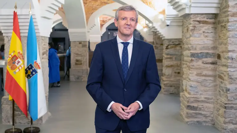 O titular do Goberno galego, Alfonso Rueda, durante a gravaci&oacute;n da mensaxe de Fin de Ano 2022. Oficina de Acollida do Peregrino, Santiago de Compostela, 28/12/22.