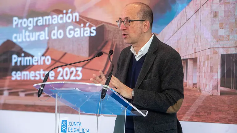 O director xeral de Cultura, Anxo M. Lorenzo, e a directora-xerente de Cidade da Cultura, Ana Isabel V&aacute;zquez, presentan a programaci&oacute;n cultural do Gai&aacute;s para o primeiro semestre de 2023.