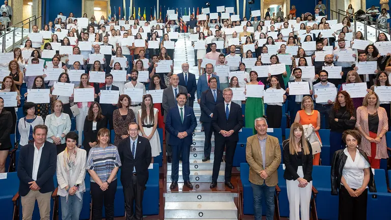 O presidente da Xunta, Alfonso Rueda, acompa&ntilde;ado polo secretario xeral da Emigraci&oacute;n, Antonio Rodr&iacute;guez Miranda, participa no encontro cos beneficiarios das Bolsas de Excelencia Mocidade Exterior (Beme). Edificio Font&aacute;n, Santiago de Compostela, 17/06/22.
