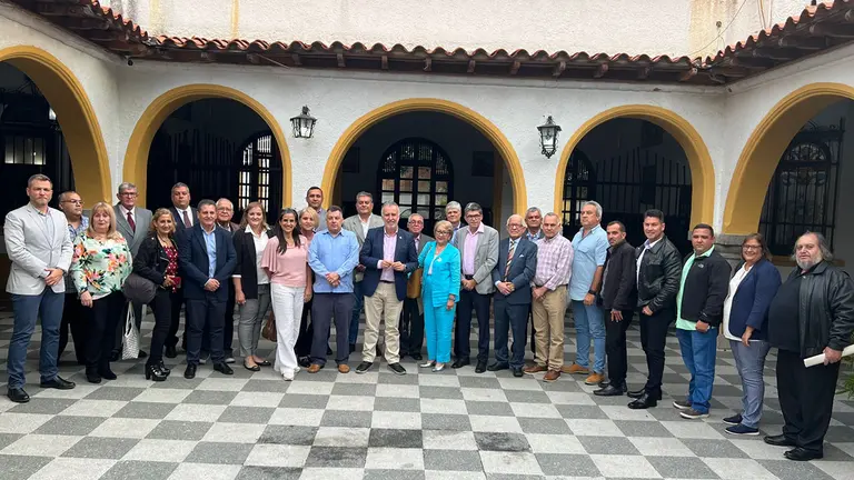 Los de la mesa de la reunión