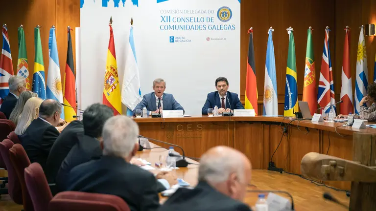 O titular do Goberno galego, Alfonso Rueda, acompa&ntilde;ado polo secretario xeral da Emigraci&oacute;n, Antonio Rodr&iacute;guez Miranda, participa na reuni&oacute;n da Comisi&oacute;n Delegada do Consello de Comunidades Galegas. Pazo de Amarante, Santiago de Compostela, 08/07/22.