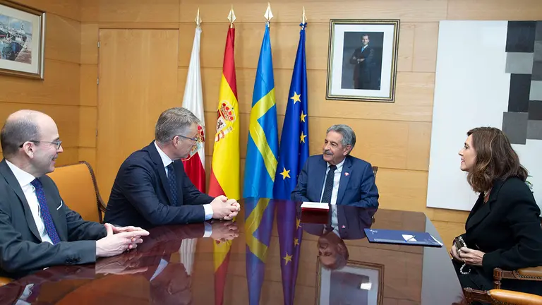 Gobierno de Cantabria
El presidente  de Cantabria, Miguel Ángel Revilla, y la consejera de Presidencia, Interior, Justicia y Acción Exterior, Paula Fernández, se reúnen con el embajador de Suecia en España, Teppo Markus Tauriainen
NR
22 FEB 23