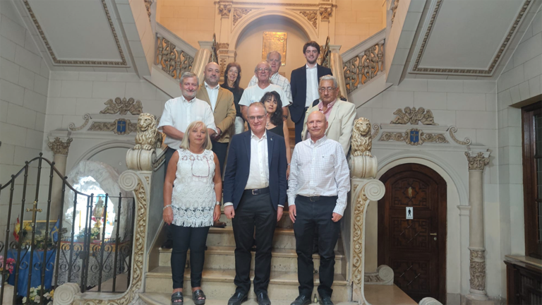 Diego Canga posa junto a la Directiva del Centro Asturiano de Bs As