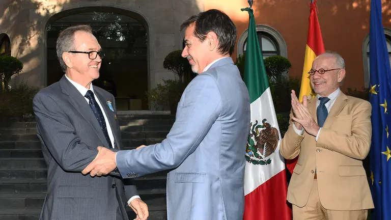 México. Dizy Medalla Honor Emigración 1