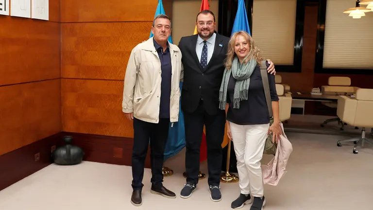 Presidente Barbón con el presidente del Centro Asturiano de Cordoba 2