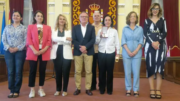 MEDALLA DE ORO DE MELILLA A CARLOTA LERET ONEILL 2jpg