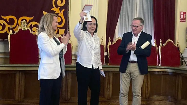 MEDALLA DE ORO DE MELILLA A CARLOTA LERET ONEILL 1
