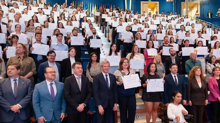 O titular do Goberno galego, Alfonso Rueda, acompañado do conselleiro de Cultura, Educación, FP e Universidades,  Román Rodríguez, participa nun encontro cos beneficiarios dos programa Bolsas de Excelencia Mocidade Exterior (BEME) 2023. Edificio Fontán (Cidade da Cultura, Santiago de Compostela), 13/06/2023.