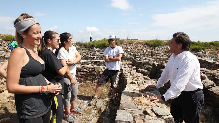 O SECRETARIO XERAL DA EMIGRACIÓN, ANTONIO RODRÍGUEZ MIRANDA, ACOMPAÑADO POLO DELEGADO TERRITORIAL DA XUNTA EN LUGO, JOSÉ MANUEL BALSEIRO E POLA DIRECTORA XERAL DE XUVENTUDE, PARTICIPACIÓN E VOLUNTARIADO, CRISTINA PICHEL EN SU VISITA A LOS VOLUNTARIOS QUE ESTÁN TRABAJANDO EN EL CASTRO DE CASTROMAIOR, EN PORTOMARÍN.