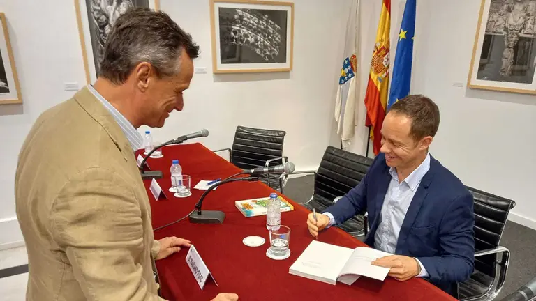 Casa Madrid-Mariano Fisac firmando ejemplares