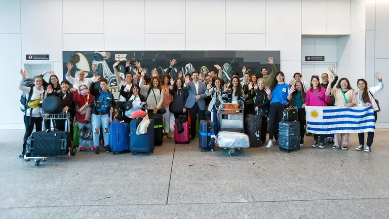 O secretario xeral da Emigración, Antonio Rodríguez Miranda, recibirá aos participantes procedentes de diferentes países do mundo do programa formativo Escolas Abertas. Área de chegadas do aeroporto de Santiago de Compostela-Rosalía de Castro (Lavacolla, s/n).
 

foto xoán crespo
