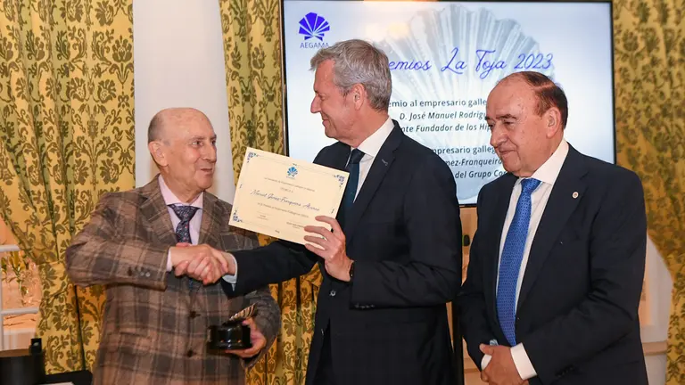 O presidente da Xunta, Alfonso Rueda, acompañado do conselleiro de Cultura, Educación, Formación Profesional e Universidades, Román Rodríguez, preside a entrega dos III Premios Empresariais A Toxa, organizada pola Asociación de Empresarios Gallegos en Madrid (Aegama).