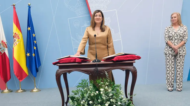 12:00 horas. Parlamento de Cantabria. La presidenta de Cantabria, María José Sáenz de Buruaga, toma posesión del cargo. 5 de julio de 2023 © Raúl Lucio