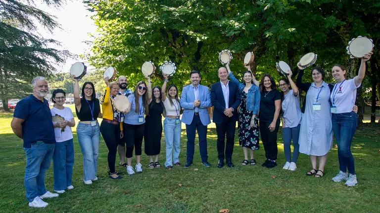 O secretario xeral da Emigración, Antonio Rodríguez Miranda, xunto ao director da Axencia de Turismo de Galicia, Xosé Manuel Merelles, visita os diversos obradoiros que conforman o programa Escolas Abertas de formación de galegos do exterior.