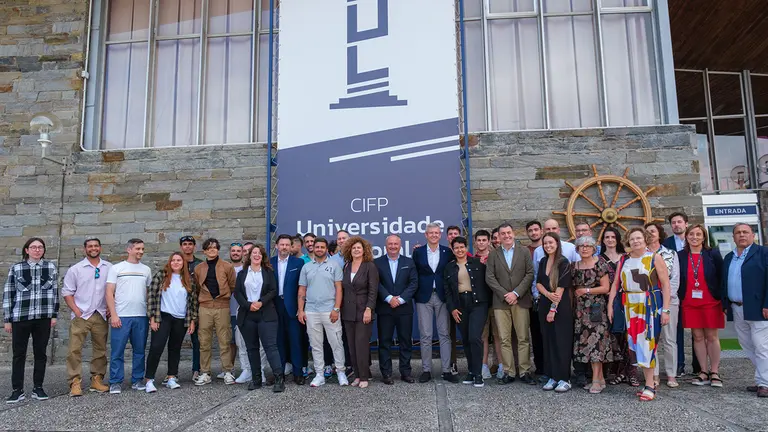 O presidente da Xunta, Alfonso Rueda, acompañado polo conselleiro de Cultura, Educación e Formación Profesional, Román Rodríguez, e do secretario xeral da Emigración, Antonio Rodríguez Miranda, participa no acto de recepción aos beneficiarios do programa Retorna Talento FP no curso académico 2022/2023.