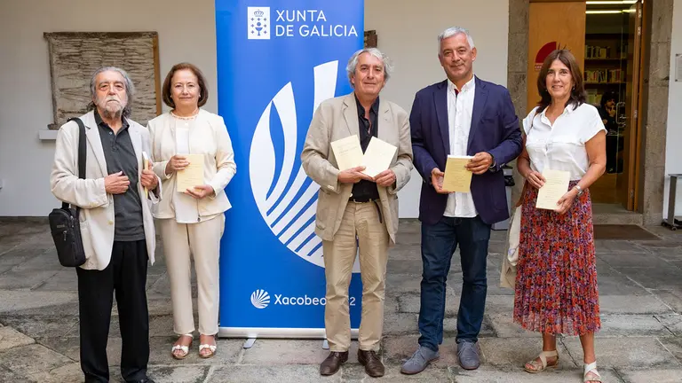 12,00 h.-            O secretario xeral de Política Lingüística, Valentín García, recibirá aos estudantes de galego da Universidade de Kiel (Alemaña) e participará na presentación da edición bilingüe galego-alemá Voces da Terra. Seis poetas galegas, dirixido por Javier Gómez-Montero, responsable do Centro de Estudos de Kiel.  
foto xoán crespo
