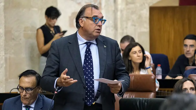 Consejero de Turismo en Parlamento