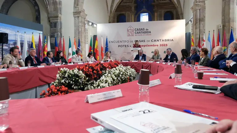 11:30 horas. Centro de Estudios Lebaniegos, Potes. La presidenta de Cantabria, María José Sáenz de Buruaga, acompañada de otros consejeros, participa en el IX encuentro de las Casas de Cantabria. 22 de septiembre de 2023 © Raúl Lucio