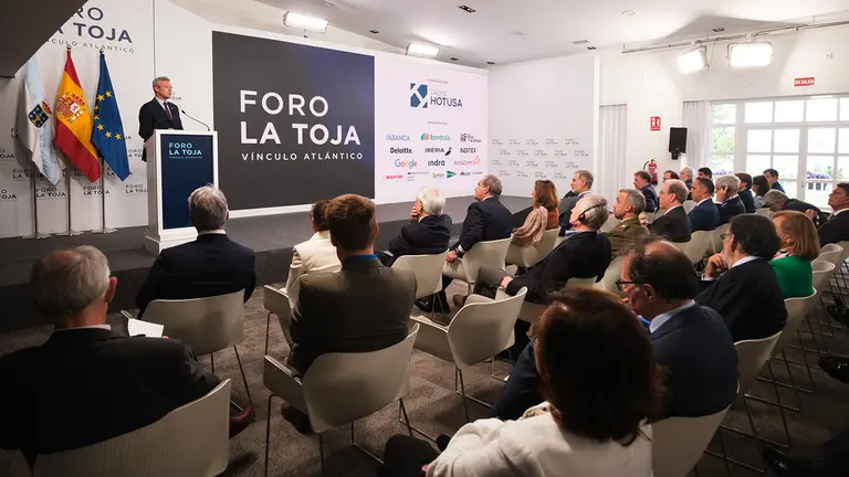 O titular do Goberno galego, Alfonso Rueda, participa na sesión inaugural do Foro La Toja Josep Piqué Vínculo Atlántico. No Centro de Convenciónss da Illa da Toxa