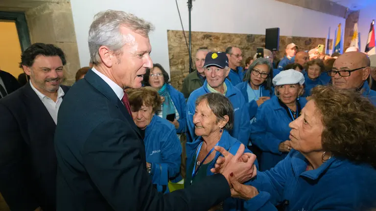 O presidente da Xunta, Alfonso Rueda, sauda ás persoas participantes no Programa Reencontros con Galicia. Escalinata exterior do Mosteiro de San Martiño Pinario, 18/10/23.