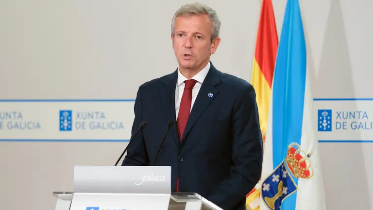 O titular do Goberno galego, Alfonso Rueda, acompañado polo conselleiro de Facenda, Miguel Corgos, na rolda de prensa posterior á reunión semanal do Consello da Xunta. San Caetano, 18/10/23.