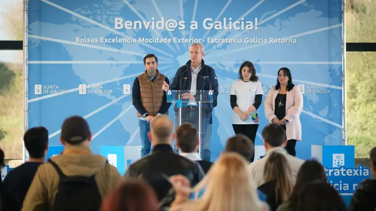 O presidente da Xunta, Alfonso Rueda, dálle a benvida aos beneficiarios e beneficiaros do programa Bolsas de Excelencia Mocidade Exterior (BEME). CEIP Plurilingüe do Camiño Inglés de Sigüeiro, 21/10/23.