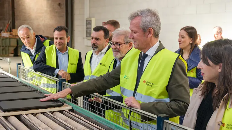 O titular da Xunta, Alfonso Rueda, participa na inauguración da nova liña de fabricación ‘Eternal’ da empresa Tejas Verea (Mesía), 23/10/23.