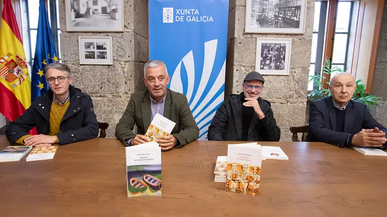 O secretario xeral de Política Lingüística, Valentín García, participa na rolda de prensa de presentación do libro Historia de emigrantes, de Neira Vilas, co gallo do 95 aniversario do seu nacemento.