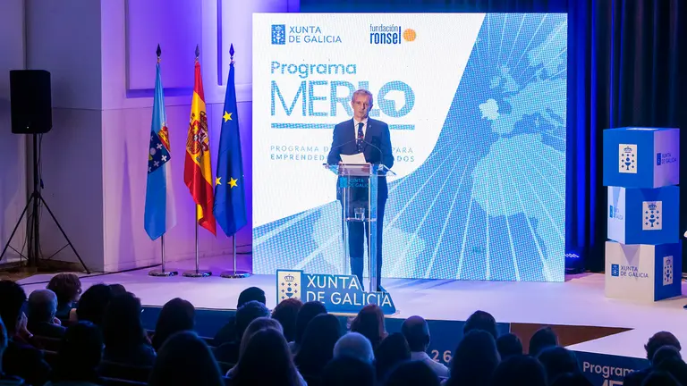 O titular do Executivo galego, Alfonso Rueda, acompañado do secretario xeral da Emigración, Antonio Rodríguez Miranda, clausura Encontro Retorno Emprendedor. Rede programa MERLO.