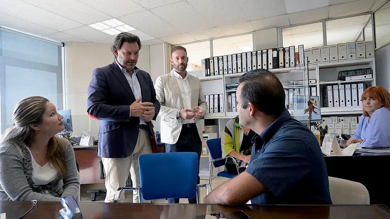 A Coruña.- 
O secretario xeral da Emigración, Antonio Rodríguez Miranda, e o delegado da Xunta na Coruña, Gonzalo Trenor, visitan a Oficina Integral de Asesoramento e Seguimento ao Retorno na Coruña para comprobar a ampliación da mesma e os novos servizos. 
29/08/2023
Foto: Moncho Fuentes / AGN A Coruña
