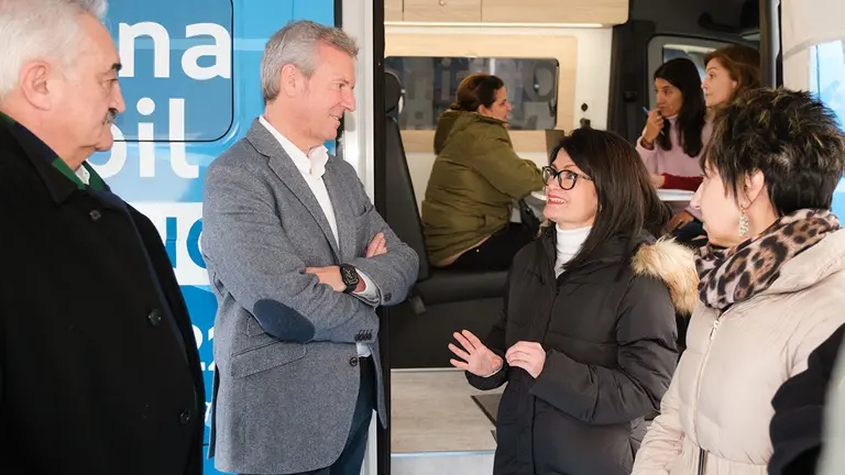 O presidente da Xunta, Alfonso Rueda, visita a Oficina Móbil de Asesoramento e Seguimento ao Retorno. Chantada, 22/1/24.