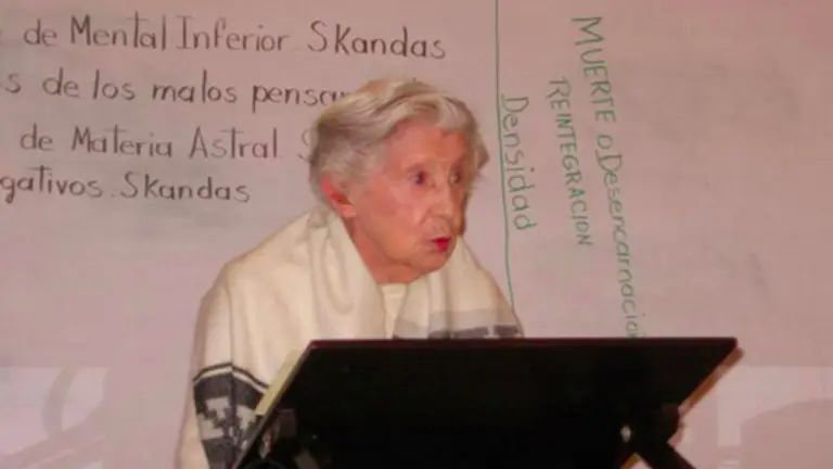 Elisa Díaz Riva impartindo unha conferencia en México.