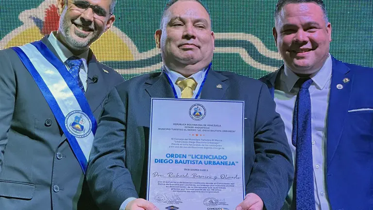 RICHARD BARREIRO RECIBE ORDEN DIEGO BAUSTISTA URBANEJA 1