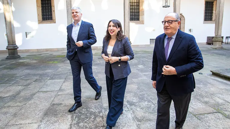 A conselleira de Economía, Industria e Innovación en funcións, María Jesús Lorenzana, mantén un encontro co Foro Económico de Galicia.