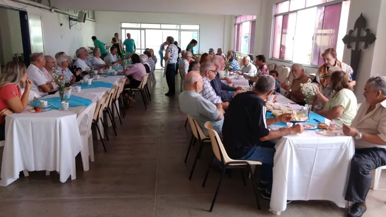 Caballeros de Santiago. Confraternización con los ancianos gallegos 2