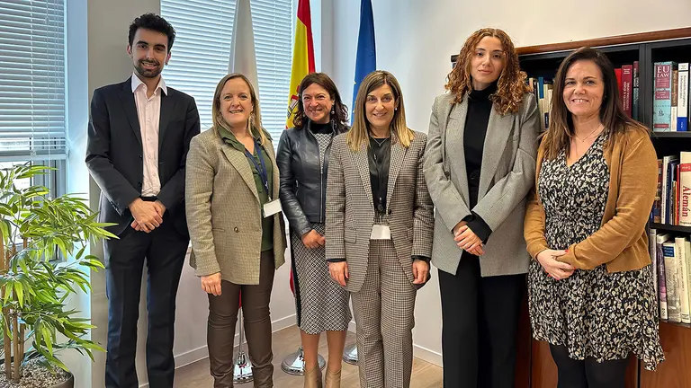 Buruaga. Oficina Cantabria en Bruselas 2.Buruaga, Urrutia y Valencia, con los trabajadores de la Oficina