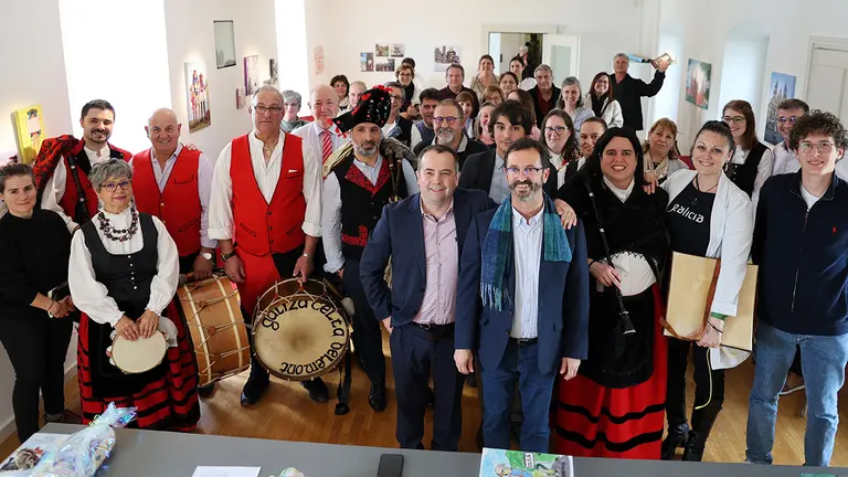 Xosá Henrique Costas e Antonio Andrade acompañados de Galiza Celta Delémont, Xosé Regueira e parte do público