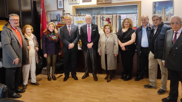 Casa León en La Coruña. Directivos en el acto de Lectura de los Fueros de León de Alfonso V y los DECRETA de Alfonso IX.