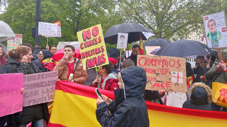 Protesta por las ALCE ante la Embajada en Londres 1