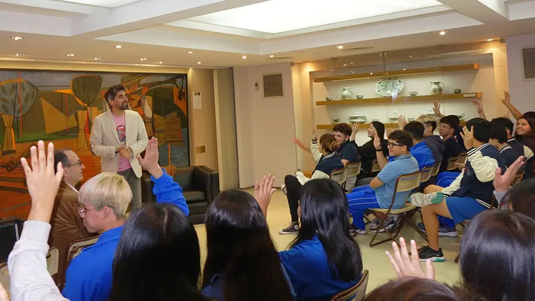 Manel Loureiro en el Colegio Sgo Apostol