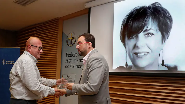 Presidente homenaje Begoña Serrano 6