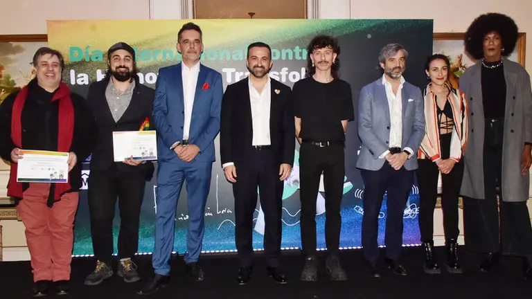 Uru.Embajada-premiados y jurado